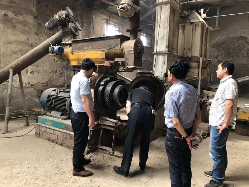 觀看秸稈顆粒機環(huán)模成型狀況