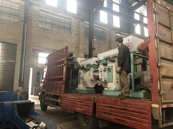 秸稈顆粒機2臺裝車