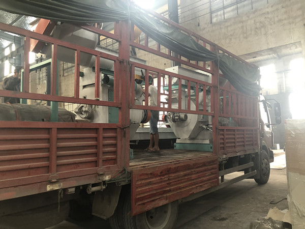 秸稈顆粒機裝車完成